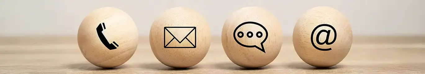 Palline di legno con simboli per contatti